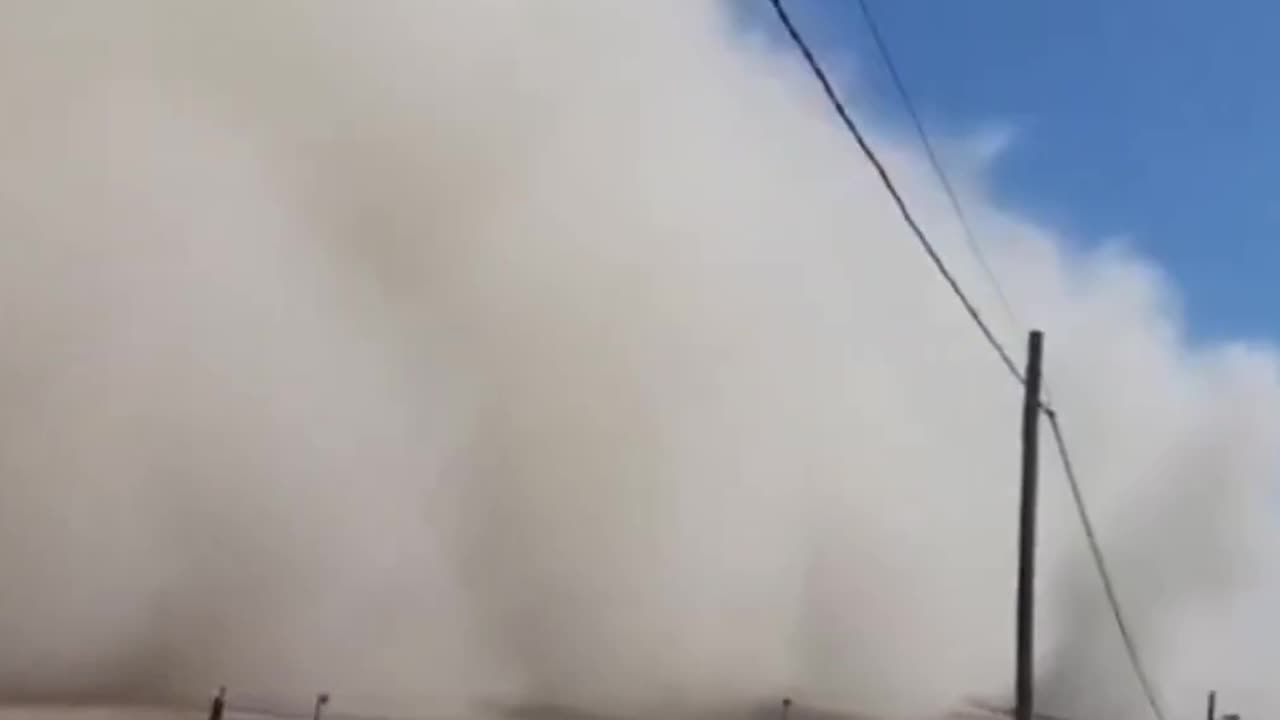 Inédita tormenta de arena aparece en dos países que activaron alertas por tsunami