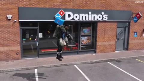 イギリスのドミノ・ピザがジェットパックを使ったピザの配達を開始しました。