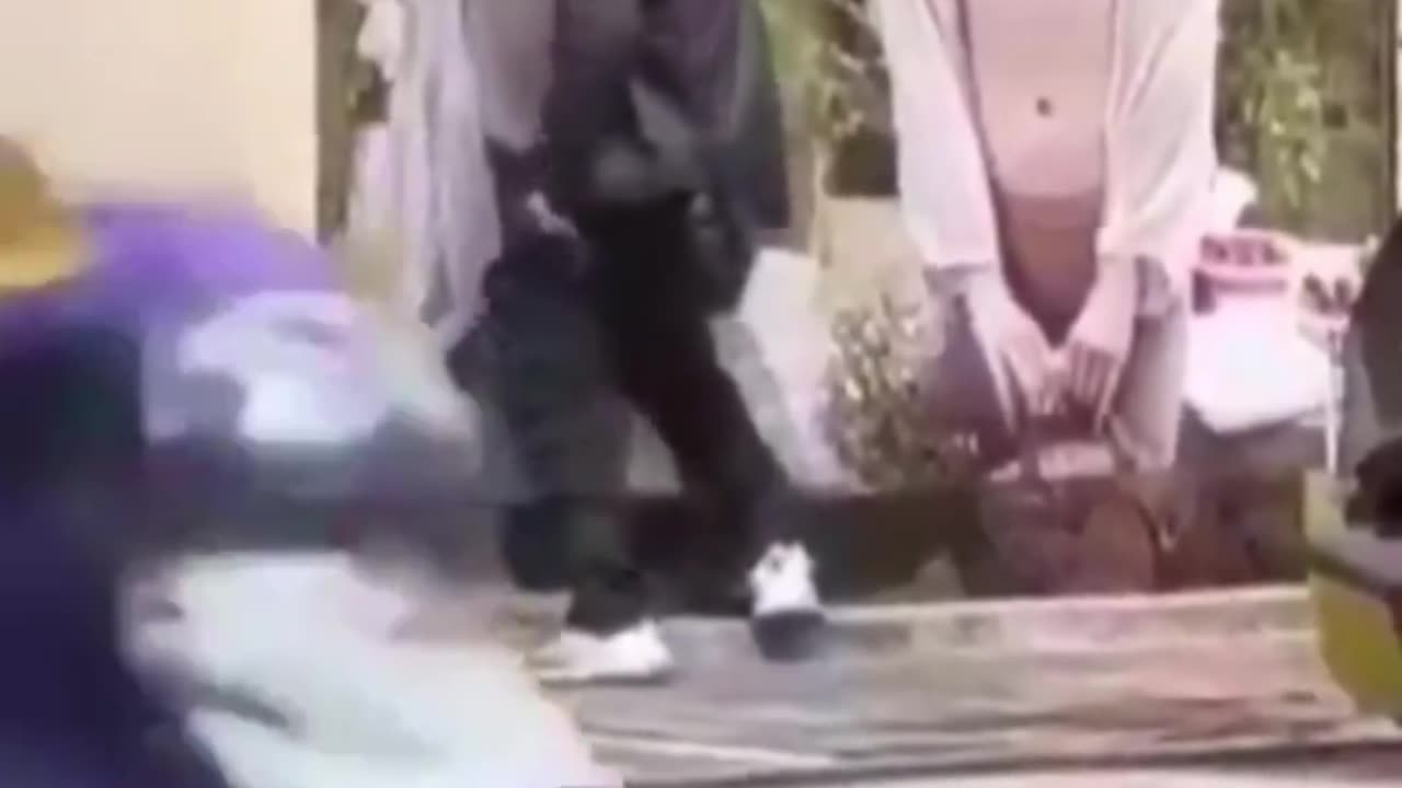 Migranten vor einem Plakat