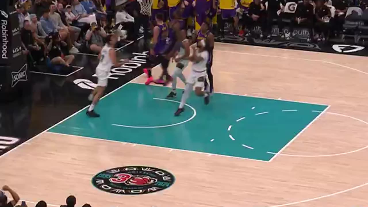 NBA - LUKA NO-LOOK TO LEBRON ON THE FASTBREAK 🪄