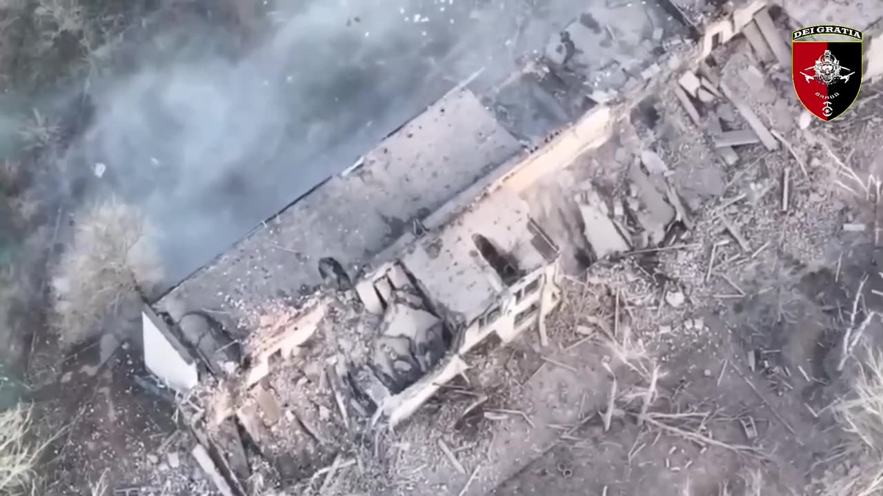 ✈️💣 Total demolishing a building with Russians by two GBU-62 JDAM-ER aerial bombs in Soledar.
