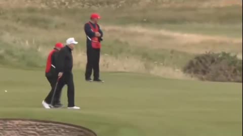 Trump drains a putt at Turnberry