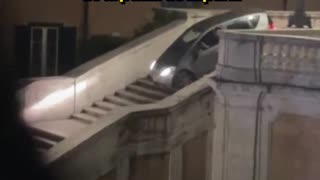 Un anciano baja en coche por la escalinata de la plaza de España