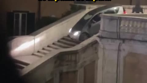 Un anciano baja en coche por la escalinata de la plaza de España