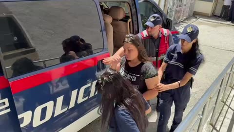 Vrasja e Anesti Ramës, me pranga në duar mbërrinjë në Gjykatë e bija, Ermalinda Rama, i dashuri