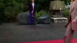 🇮🇹 Albanian PM welcomes Meloni, kneeling before her.
