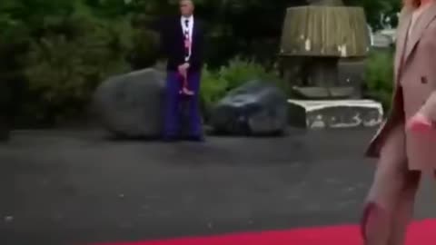🇮🇹 Albanian PM welcomes Meloni, kneeling before her.