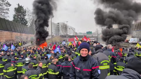 Firefighters in France Join in on Protest Against the Government
