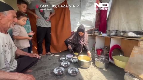 NOTIZIE DAL MONDO A Gaza in Palestina aumentano le code per il cibo mentre cresce la fame.Lunghe code si sono formate fuori da una mensa di beneficenza a Gaza City domenica
