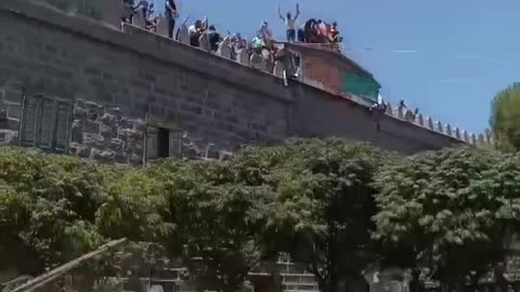 🇸🇾🏴‍☠️”The Zionist Druze sold out Syria for Israel by waving this terrorist flag in Sweida.”