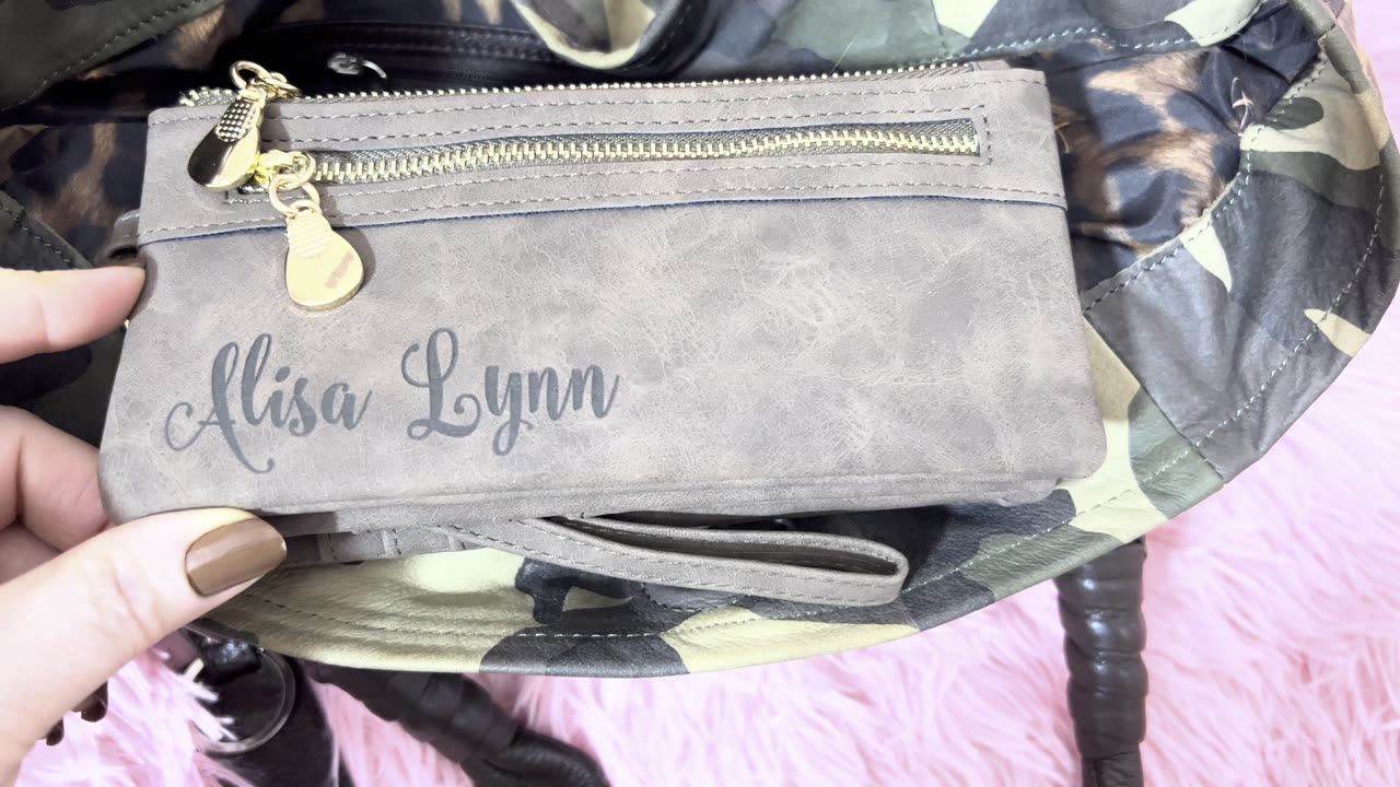 What's in my B Makowsky Leather Camo Shoulder Bag. 💕💝👑💘💖