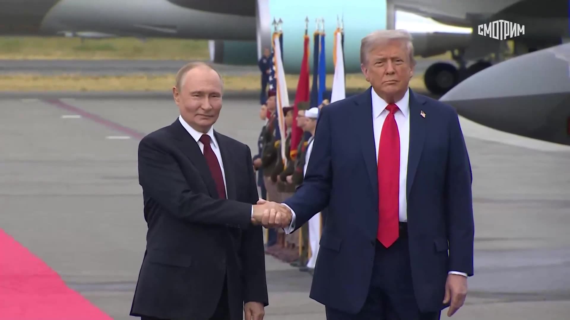 Záběry z přivítání Vladimira Putina na vojenské základně Elmendorf–Richardson na Aljašce!