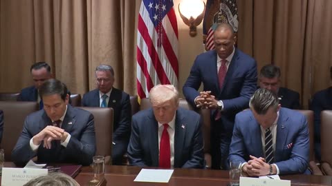 Trump cabinet praying before work