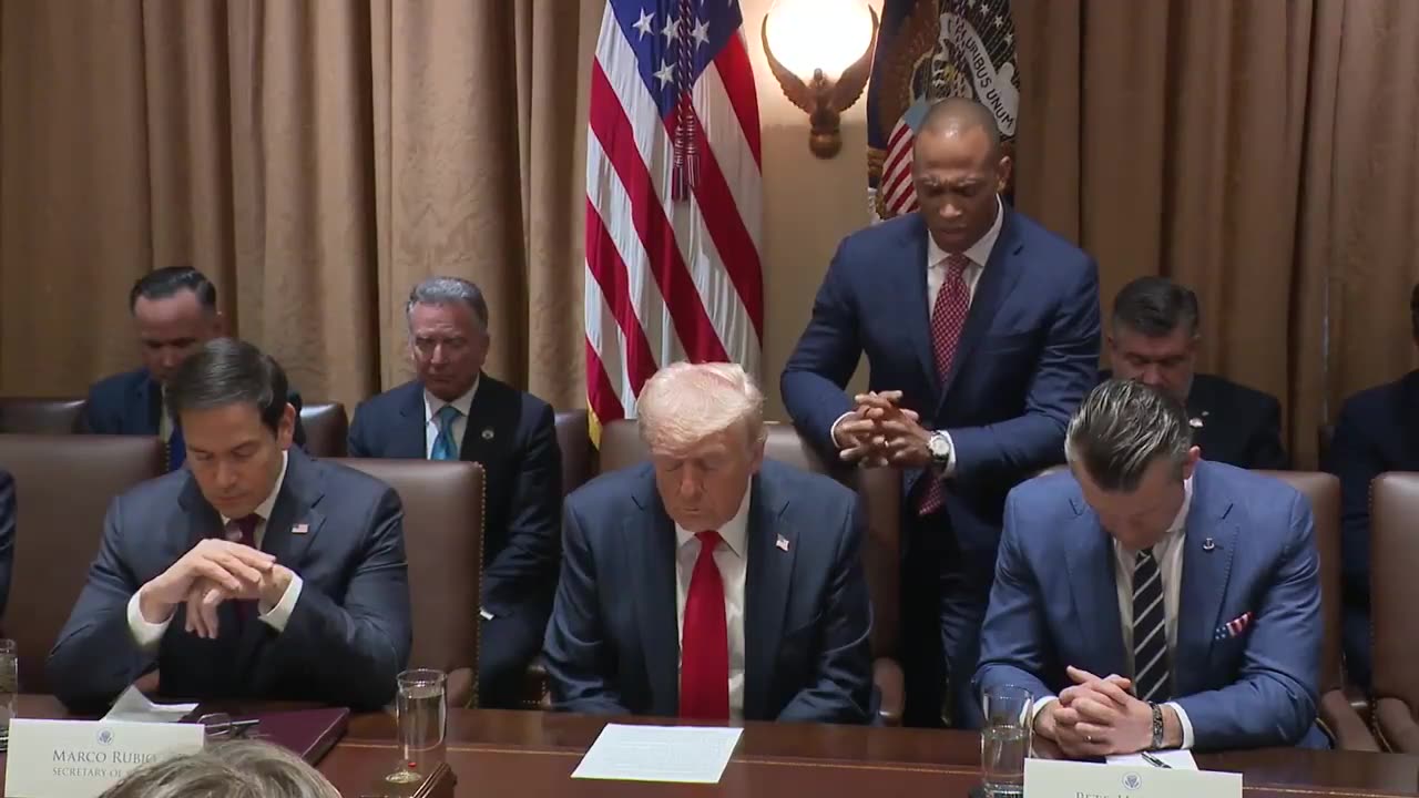 Trump cabinet praying before work