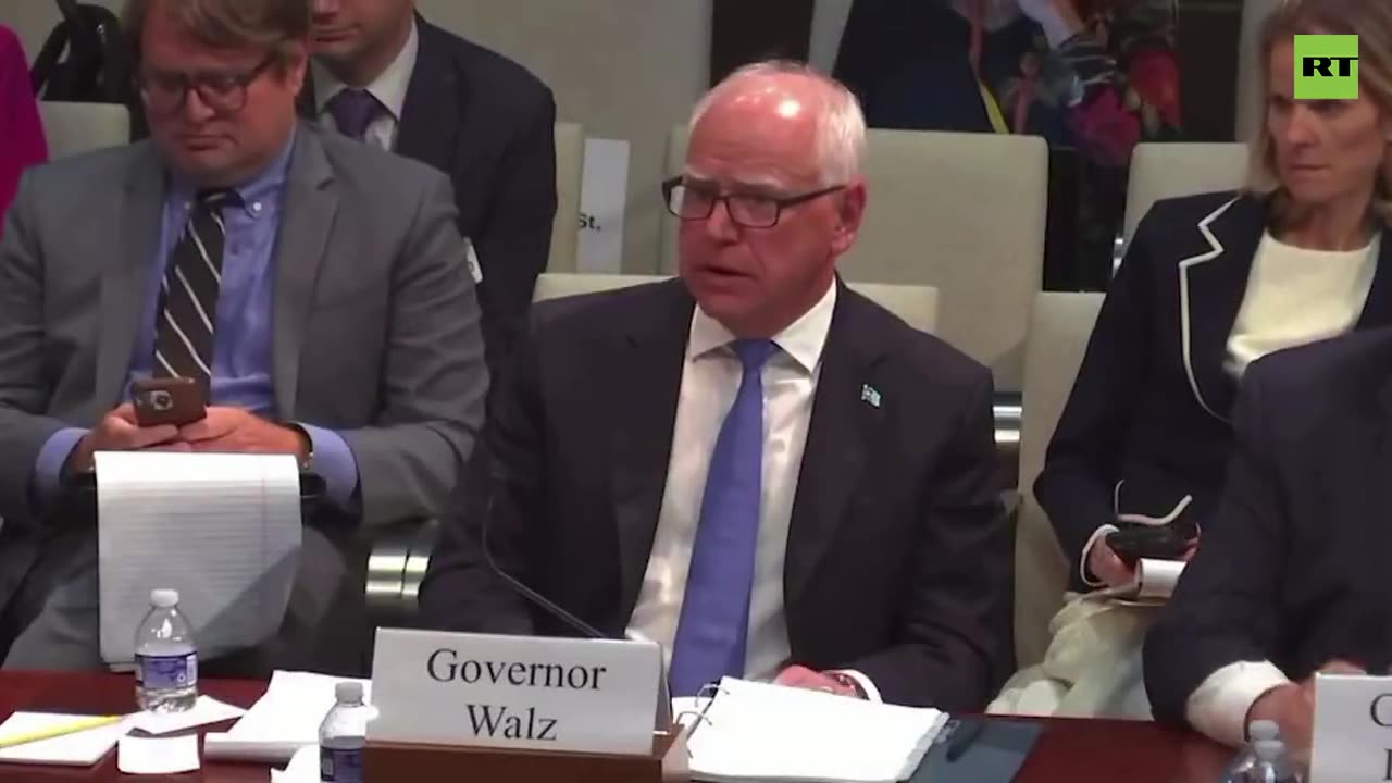 Governatore Minnesota, Tim Walz, non sa rispondere a domanda : cos'è una donna?