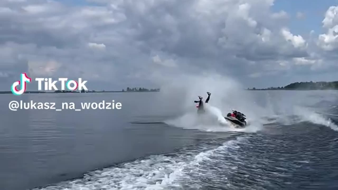 W Jump (via:@lukasz_na_wodzie)