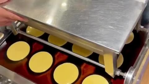 90 years of tradition: Freshly baked dorayaki at its best! 🥞✨ #JapaneseSweets