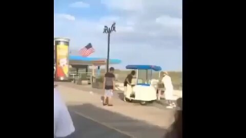 🤯 street fight between street vendor and a customer 🥊😱