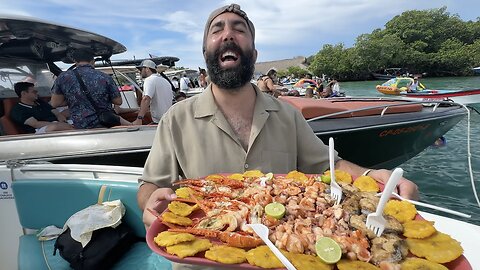 Fresh Lobster and Oysters Delivered to Your Boat While Island Hopping in Cartagena