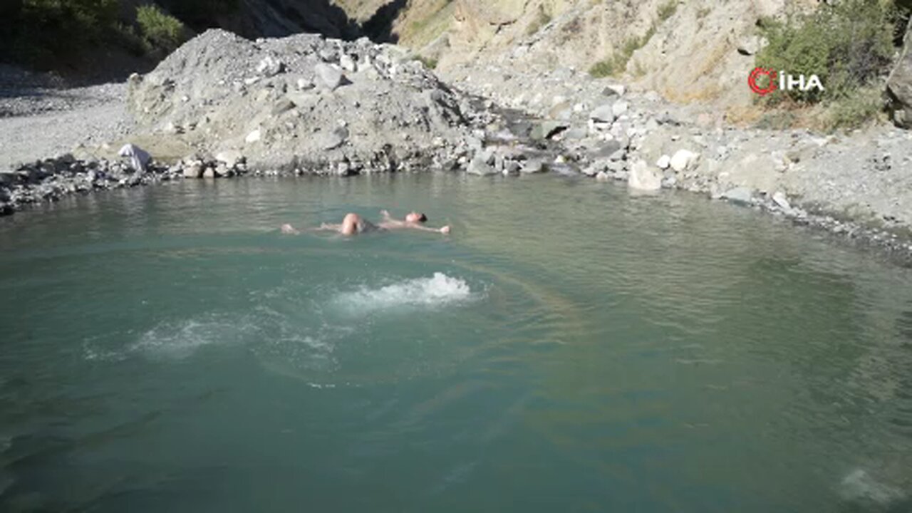 Erzincan'da çocuklar hem serinliyor hem de eğleniyor!