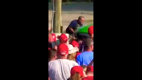 THE FIRST 2 PICS ARE FROM MOMENTS EARLIER... WE THINK...Ask X and YouTube why it's BLURRY!