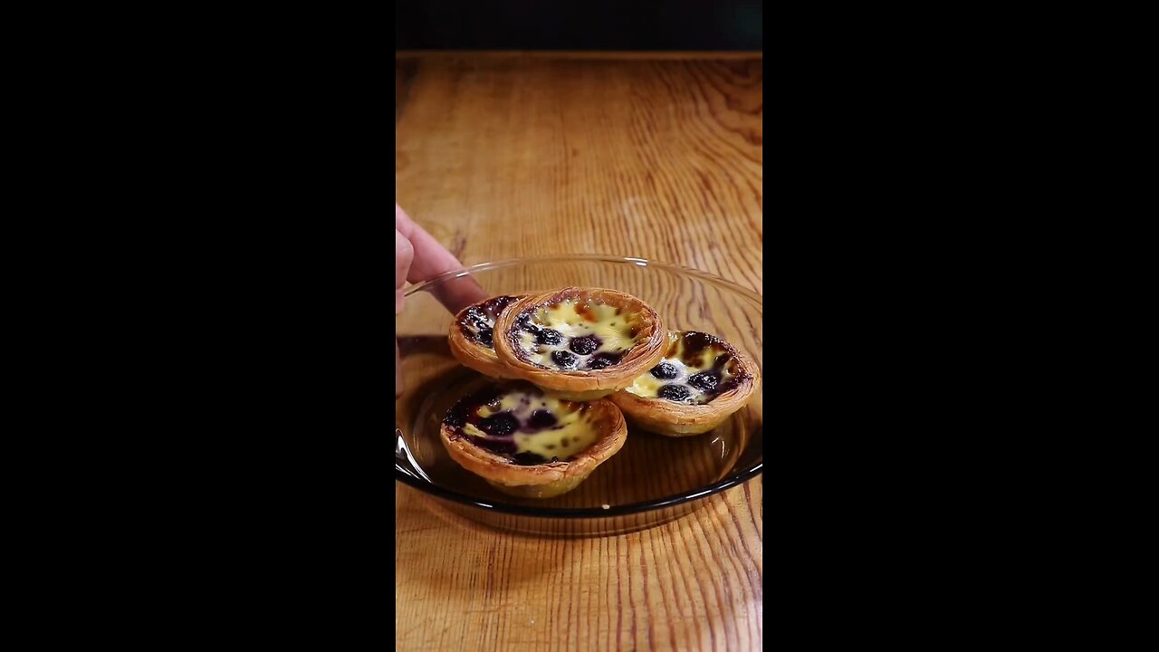 Egg tarts made with Wangzai milk and egg yolk Glutinous