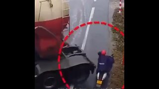 Doble suerte: un conductor y un motociclista esquivan por poco un camión fuera de control