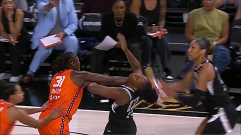 👀 FLAGRANT, Chelsea Gray ELBOWED in FACE after SHOVING Tina Charles | WNBA women's basketball