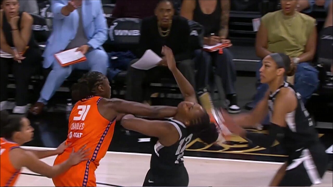 👀 FLAGRANT, Chelsea Gray ELBOWED in FACE after SHOVING Tina Charles | WNBA women's basketball