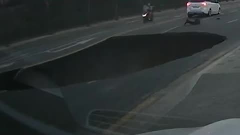 🚨🕳️ SEOUL ROAD SINKING