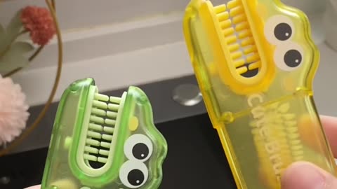 Say goodbye to dirty corners! This 3-in-1 Rotatable Cup & Groove Cleaning Brush