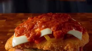 🧀🍗 Cheesy Chicken Sandwich Delight Elevate Your Lunch with Melty Cheese! 🧀🍗