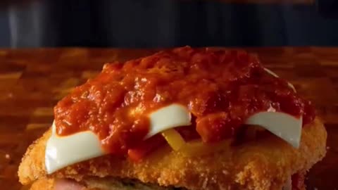 🧀🍗 Cheesy Chicken Sandwich Delight Elevate Your Lunch with Melty Cheese! 🧀🍗