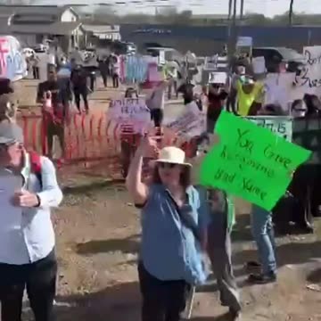 Alex Jones just drove up to a TESLA Dealership