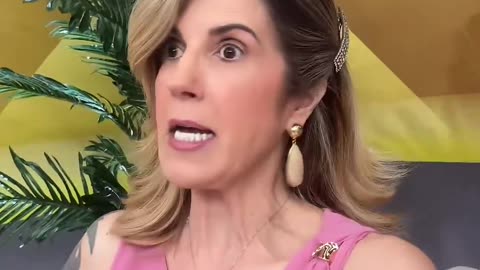 Escolhida a dedo usa peruca e óculos de parabrisa.