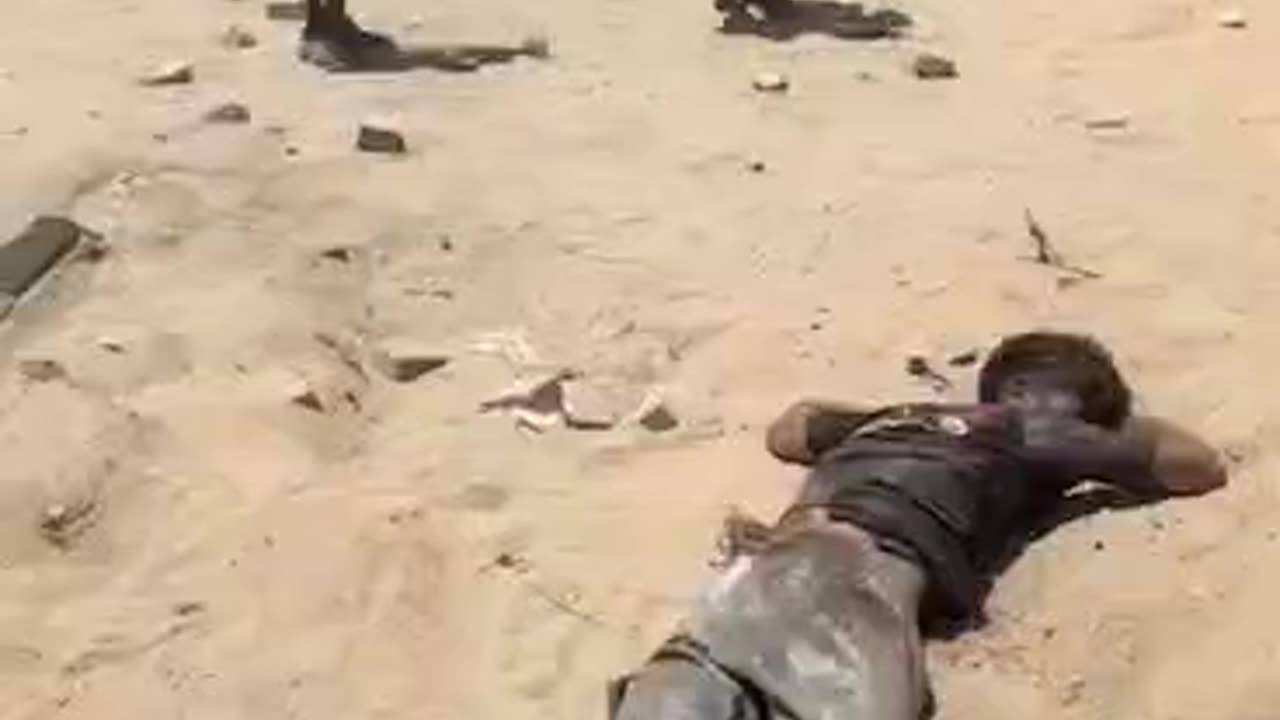 Scene apocalittiche a Gaza Le persone cadono una dopo l'altra a terra per la fame.