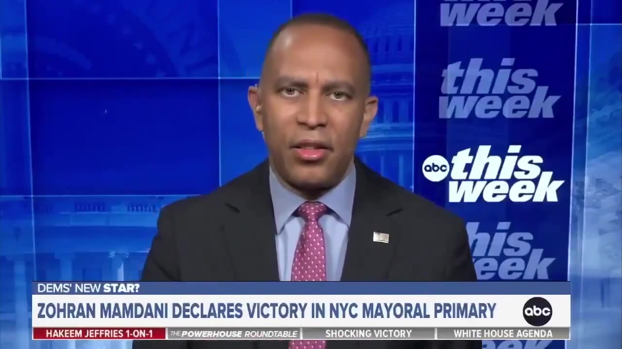 🚨 BREAKING: Hakeem Jeffries claims that President Trump is crashing the US economy.