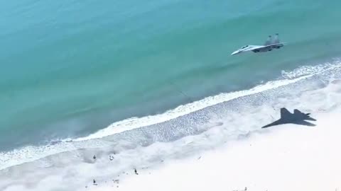 Incredible manoeuvre: Chinese aircraft performed a risky flyover of a beach