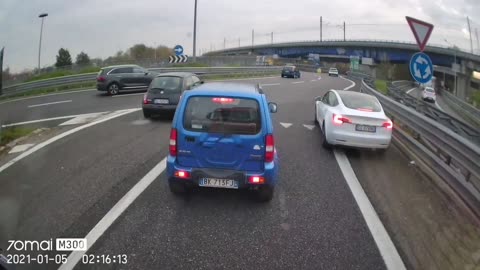 Tesla Struggles To Pick An Appropriate Lane