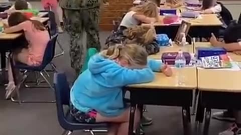 Amazing: soldier dad surprised his daughter #homecoming #military #heartwarming