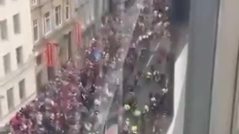 Osoba celowo wjechała pojazdem w tłum w Liverpool City, Anglia, uderzając w wielu pieszych.