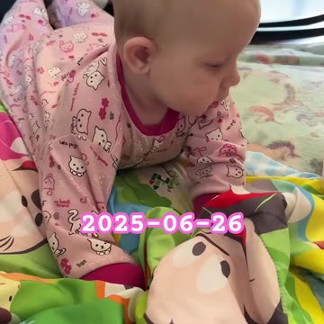 baby’s funny first encounter with chicken and banana! 🍌🐥 adorable reactions