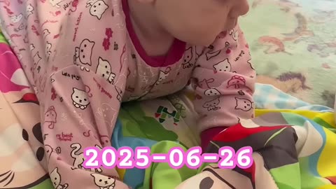 baby’s funny first encounter with chicken and banana! 🍌🐥 adorable reactions