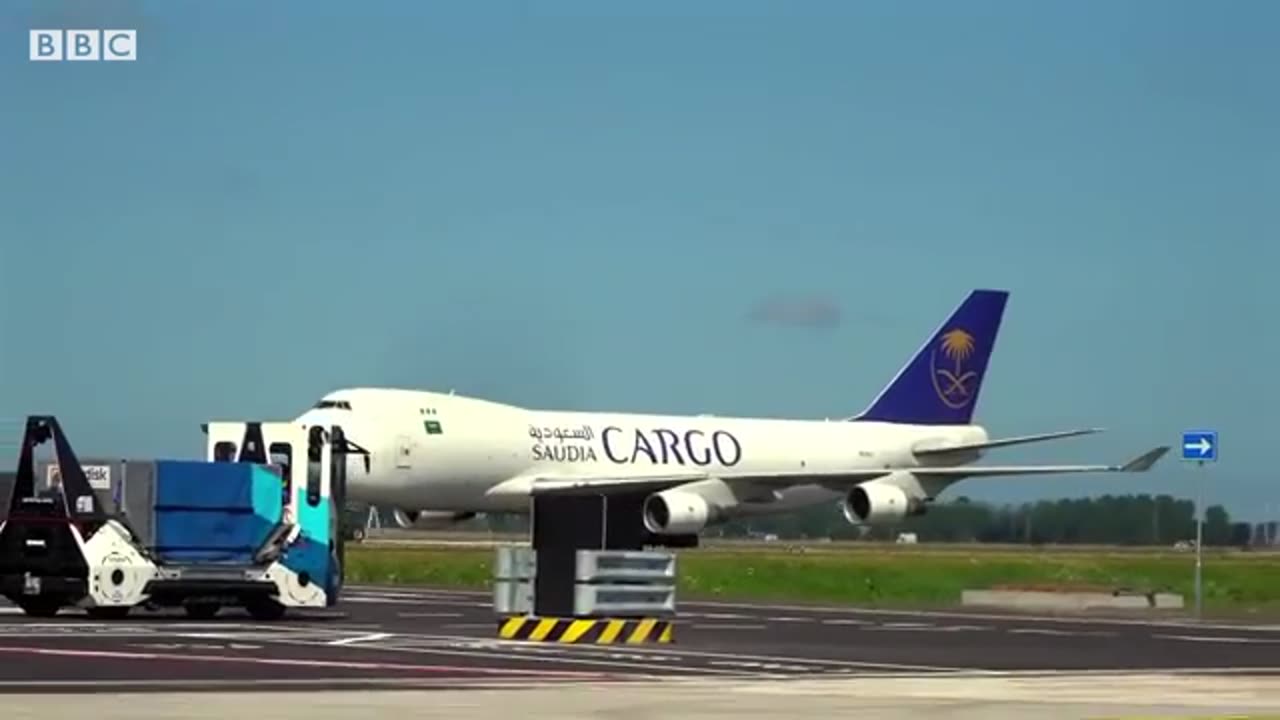 Airports_use_new_technology_to_tackle_lost_luggage___BBC_News