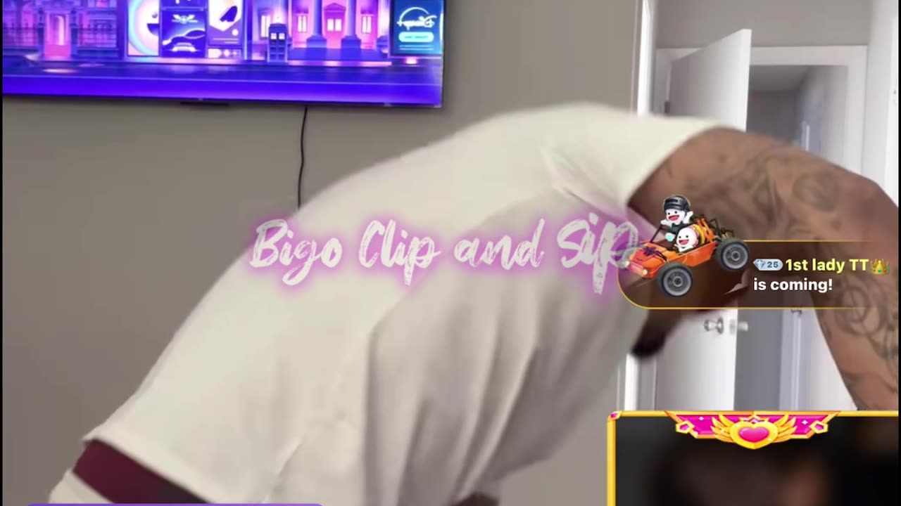 Droski talks to MadamLo while fake getting ready to go eat with a female 9/9/25 #bigoclipandsip