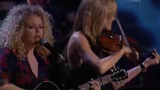 Shocking: The Chicks - Travelin' Soldier (Official Video)