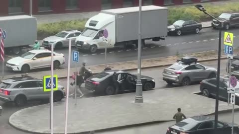 Rrugët e Moskës në fushëbetejë, “Turma emigrantësh” me lopata dhe shufra hekuri ndjekin njerëzit