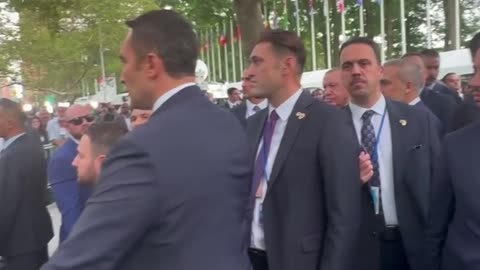 "Po kalon Trump”, pas Macron edhe Erdogan bllokohet nga autokolona e Presidentit amerikan