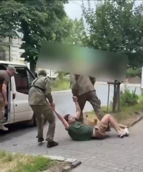 A Leopoli un altro "volontario" corre verso il fronte.