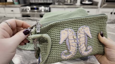 What’s in my The Sak Seafoam Seahorse Oceana Hobo Bag & Wristlet Wallet 🐬🐟🐳🦈